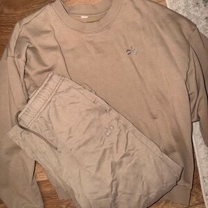 ALO Yoga Tan Accolade Sweatpants Set